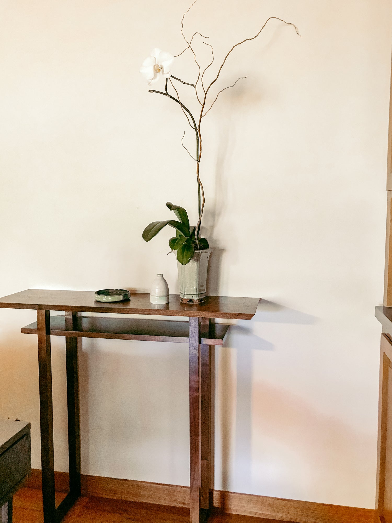 a minimalist side table walnut - handcrafted by Mokuzai Furniture