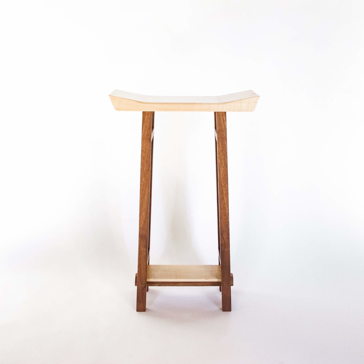 Narrow Modern Bar Stools with Saddle Seat Shape Japanese Style Bar Furniture