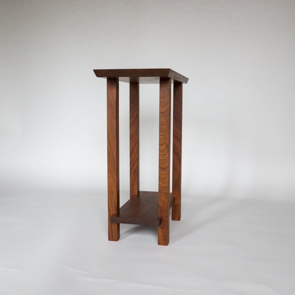 narrow end table design by Mokuzai Furniture